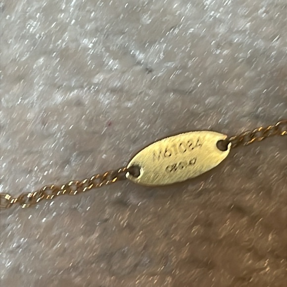 Louis Vuitton Essential V Bracelet - Picture 7 of 12